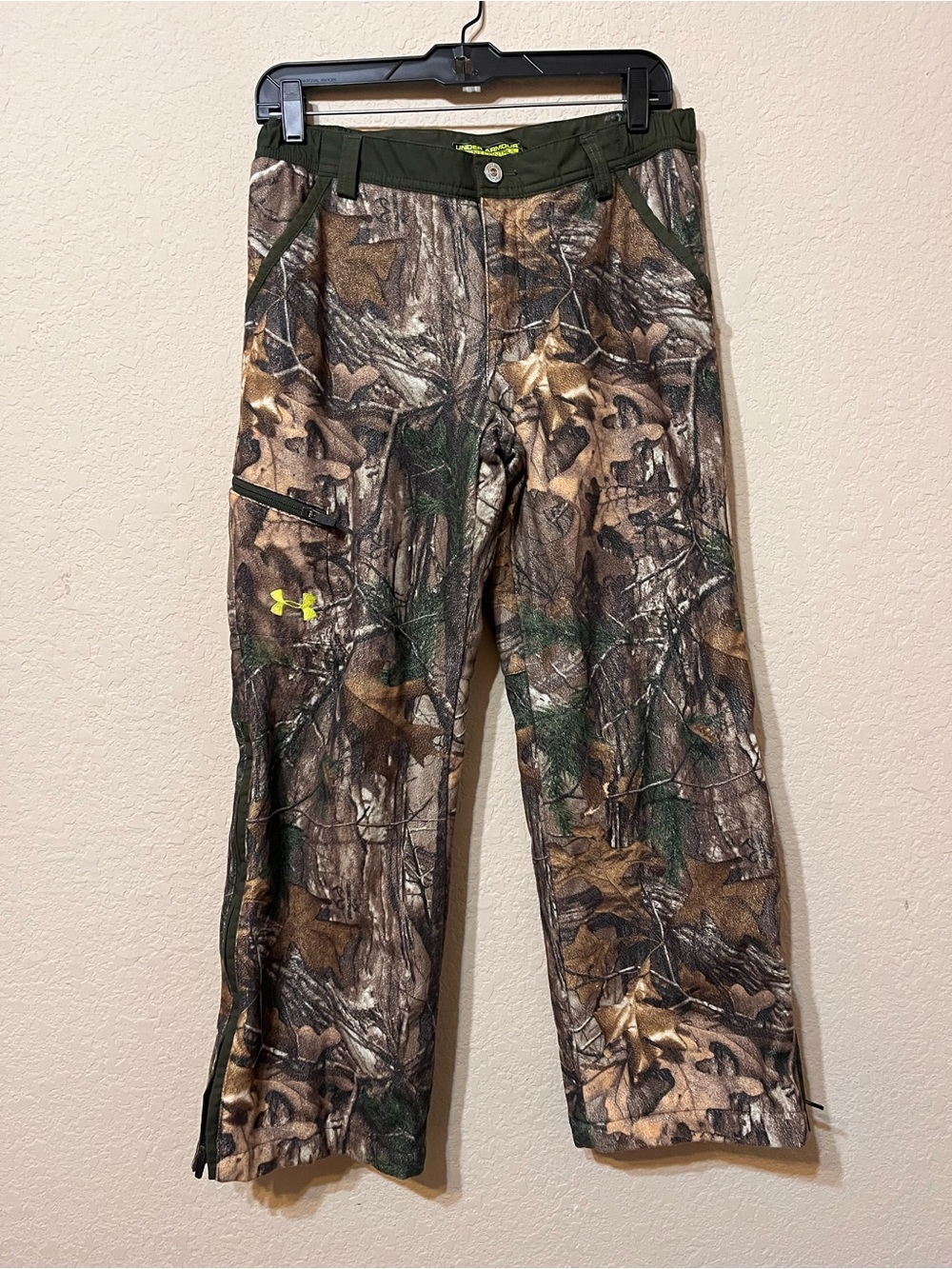 Youth large under Armour scent control camo insulated pants fleece outer